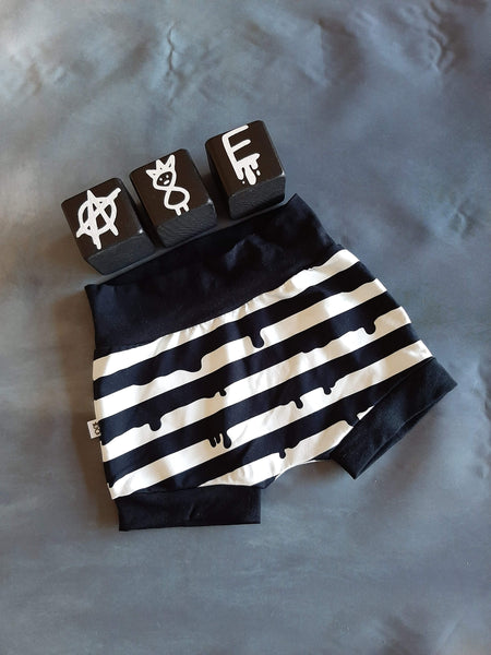 In Stock Mono Drippy Stripe bummies/baby shorts A8E 18-24m