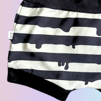 In Stock Mono Drippy Stripe bummies/baby shorts A8E 18-24m -- 4383315210